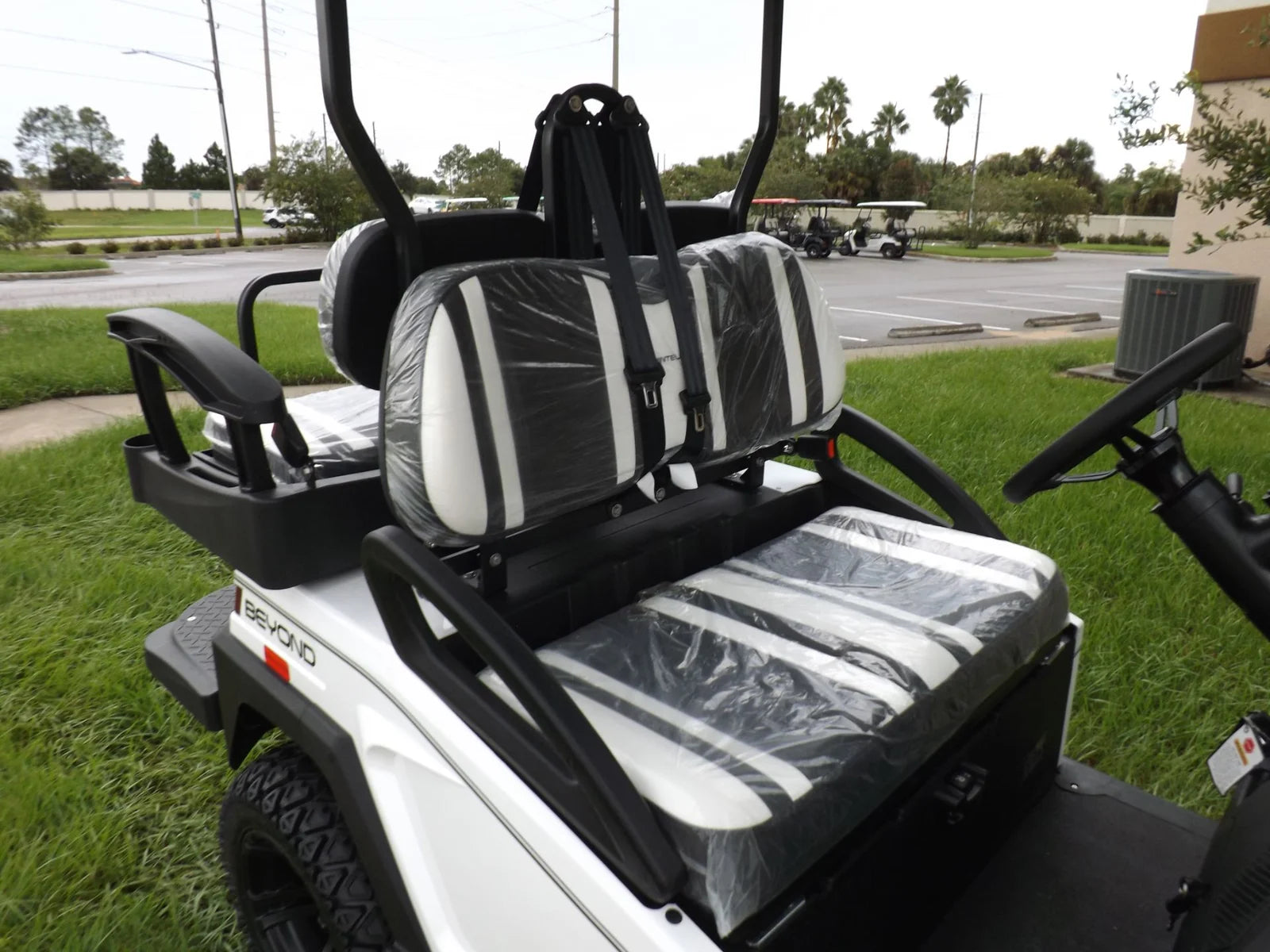 2022 Bintelli BEYOND 4P LIFTED STREET LEGAL GOLF CART
